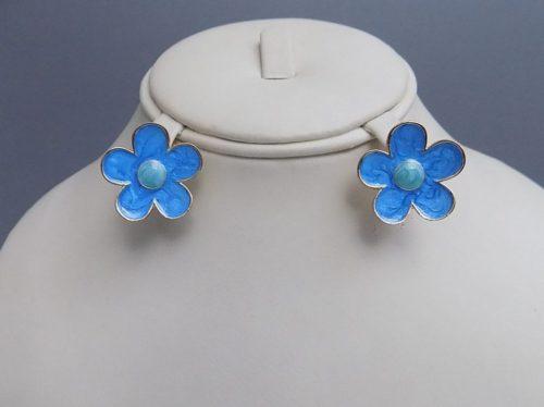 Cute Flower Shape Earrings For Girls in 6 Colours 4 Cute Flower Shape Earrings For Girls in Cardinal Red, Jam Red, Blue, California Blue, Green and Baby Pink For Girls. <a href="https://subrung.online/product-category/fashion/jewelry/for-girls/" target="_blank" rel="noopener noreferrer">(More Girls Jewelry)</a>