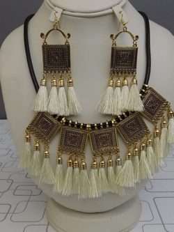 Traditional Styled Jewelry Set For Ladies In Golden & Silver