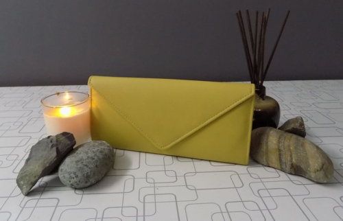 Easy To Carry Stylish n Attractive Ctutch In Yellow Colour