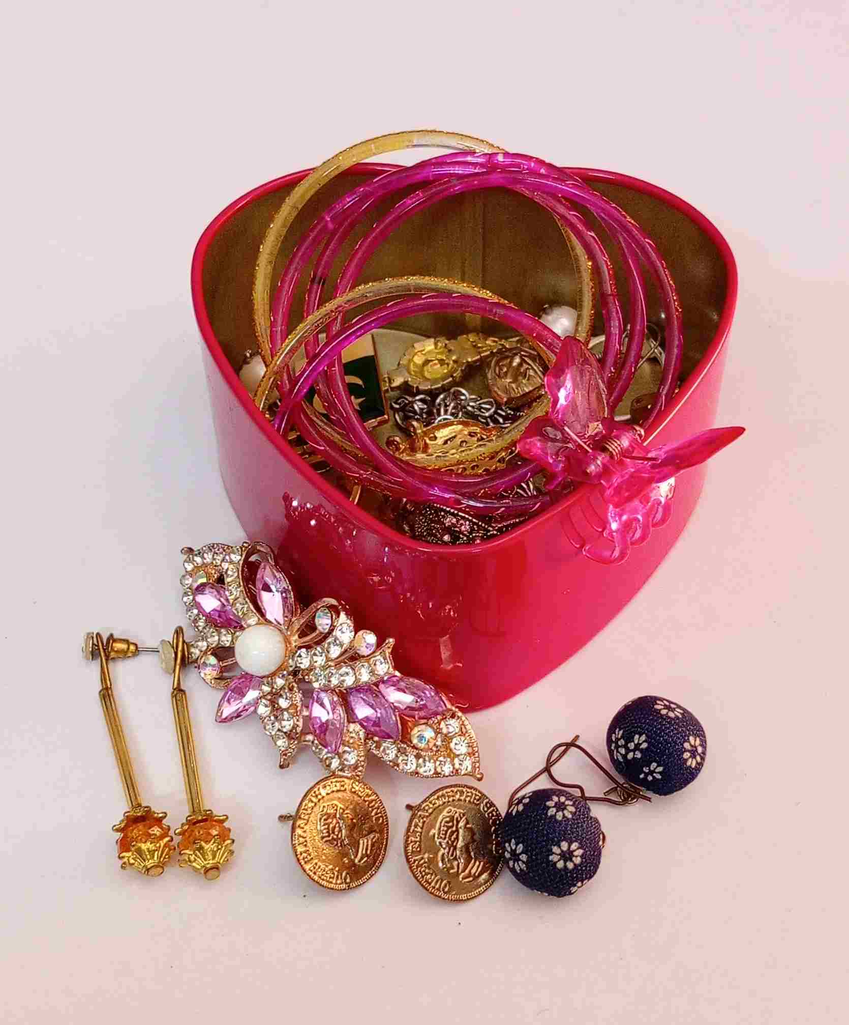 Metallic Jewellery Or Gift Box In Heart Shape 3.5x3.5 Inches 7 Metallic Jewellery Or Gift Box In Heart Shape In 3 Cute Colours Pink - Purple - Red - Size 3.5x3.5 Inches- Perfect For Keeping Your Valuable Jewellery - For Girls - SubRung Since 2019 (<a title="More Jewellery Accessories" href="https://subrung.online/shop/jewellery/accessories" target="_blank" rel="noopener">Click For More Jewellery Accessories</a>) Metallic Jewellery Or Gift Box In Heart Shape 3.5x3.5 Inches - Image 6